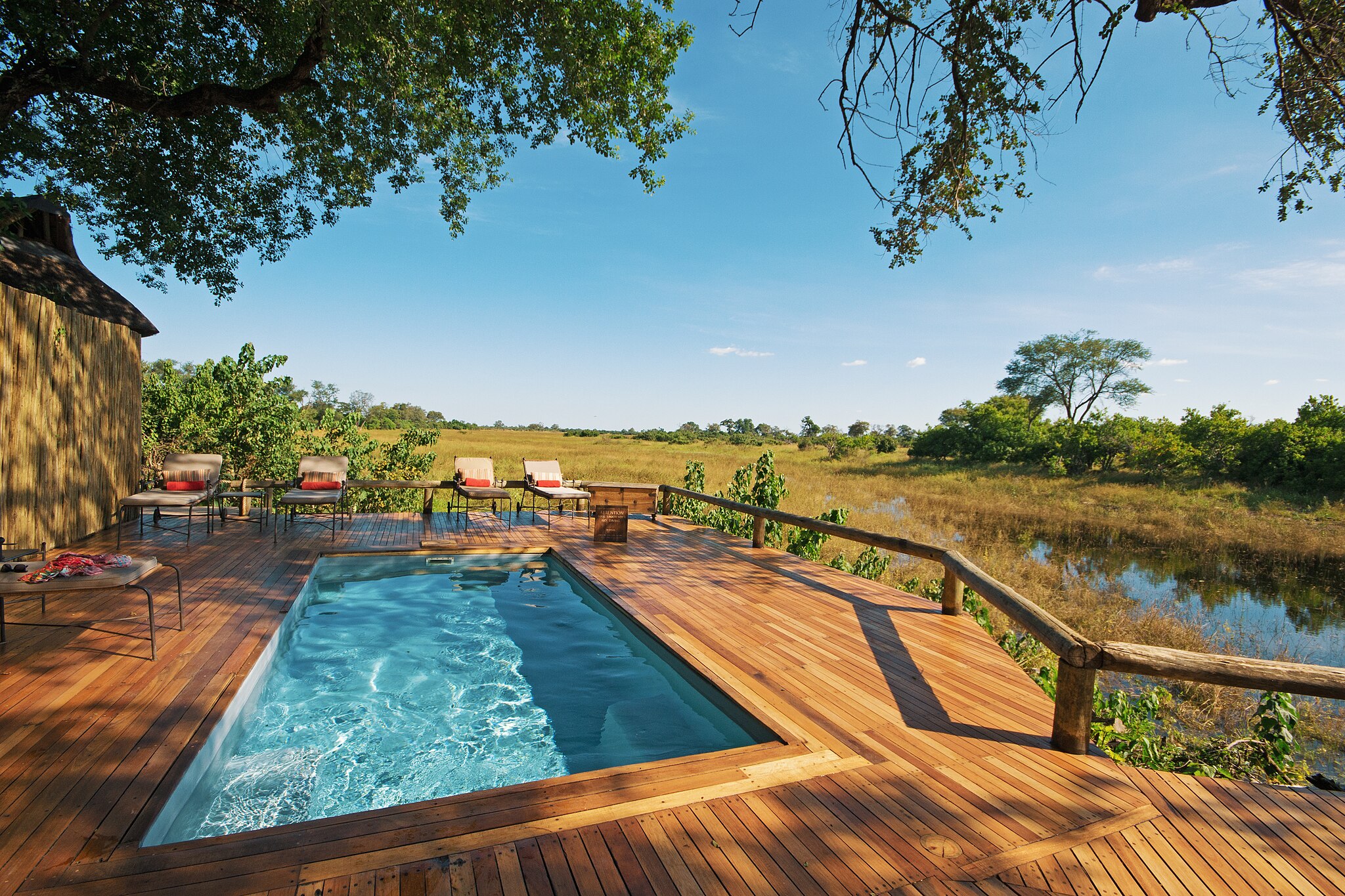 2048px-Botswana_Safari_Tourism