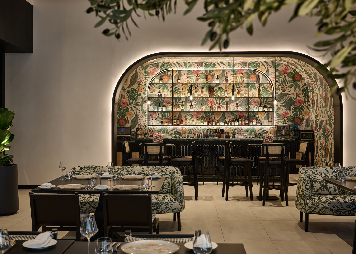 OO_RoyalMirage_FB_Tresind_Bar_Horizontal_6512_small
