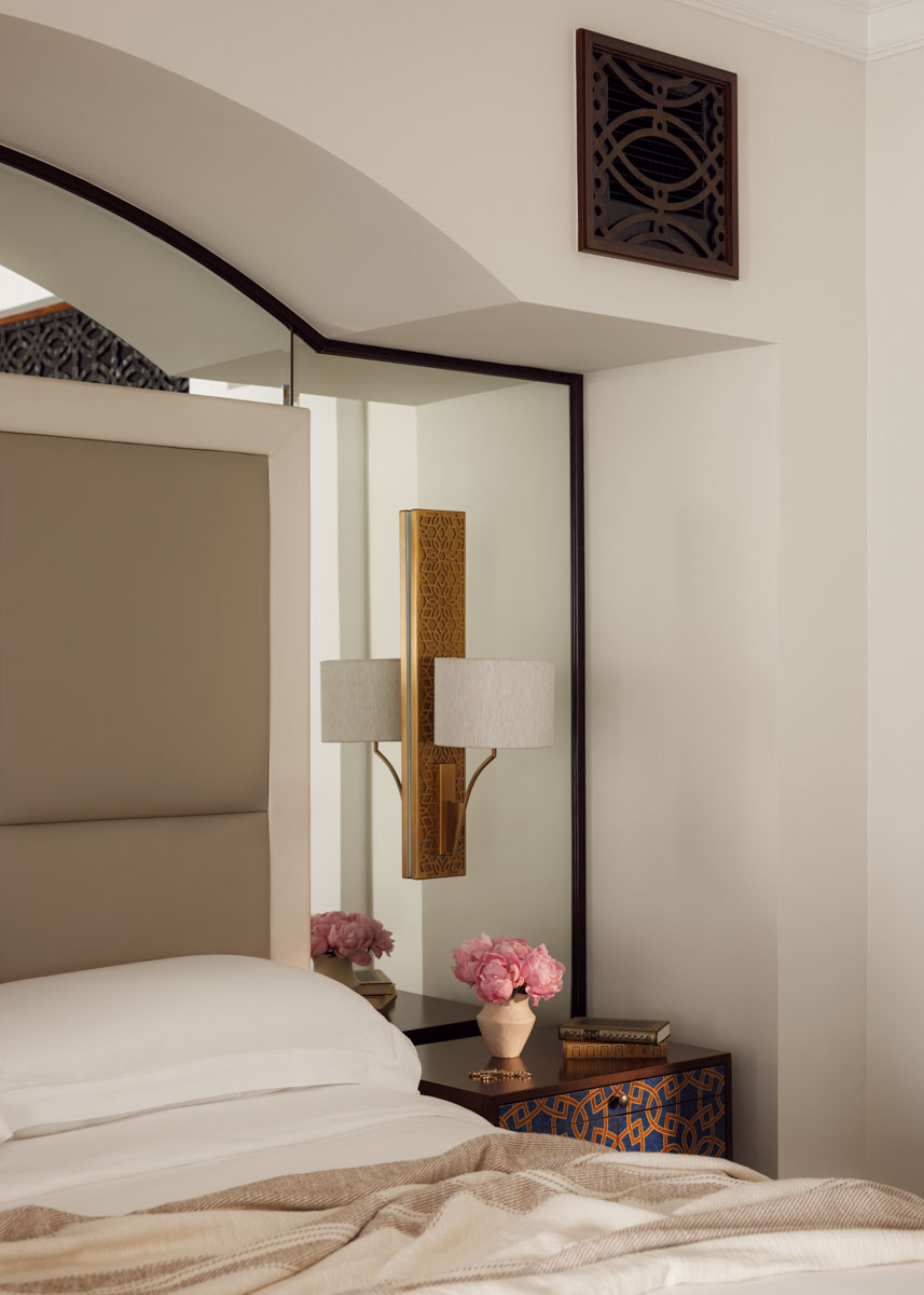 OO_RoyalMirage_JuniorSuite_Bedside_Detail-1