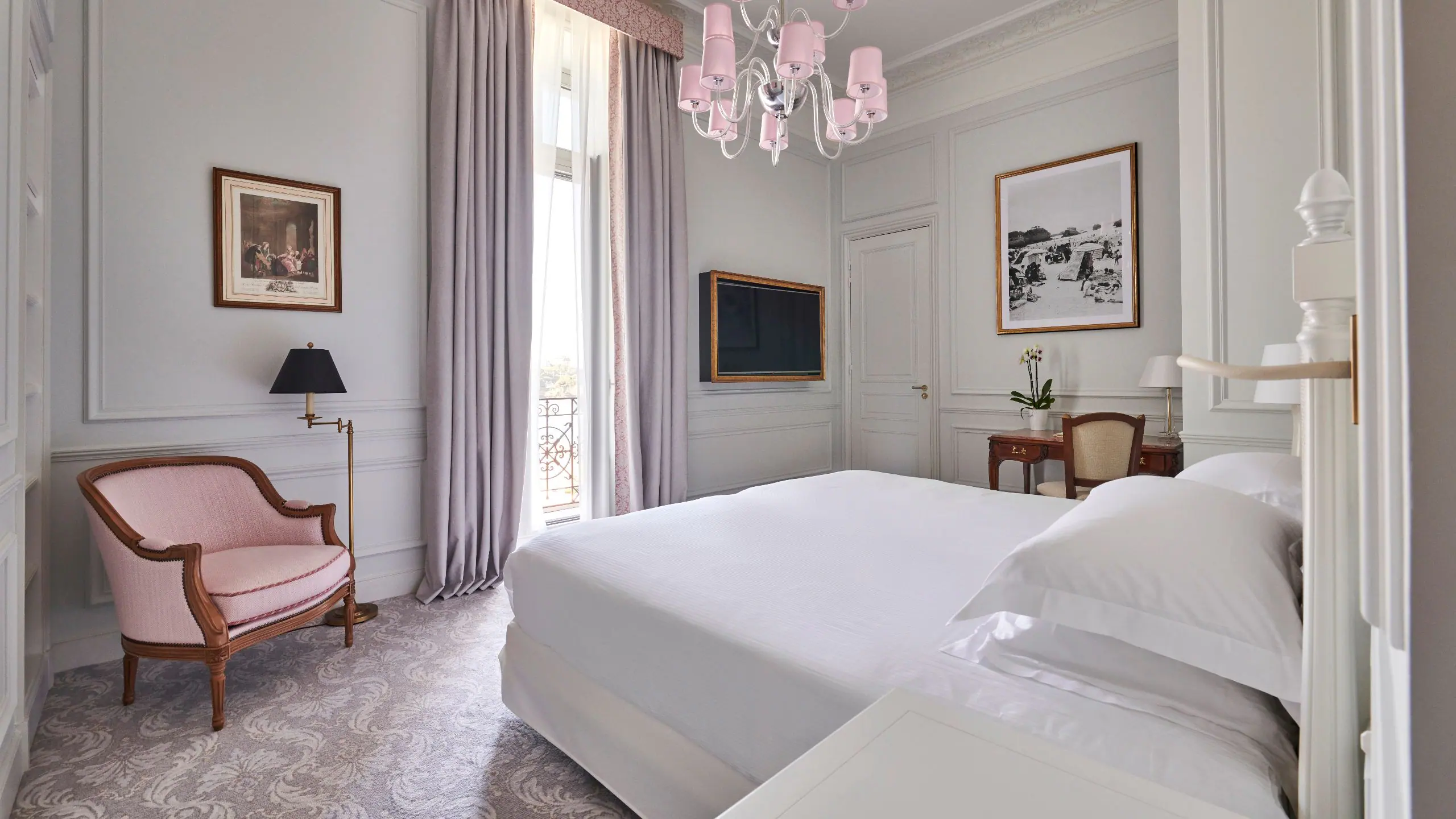 Hotel-du-Palais-Biarritz-P074-Deluxe-King-Guestroom-with-Ocean-View.16×9