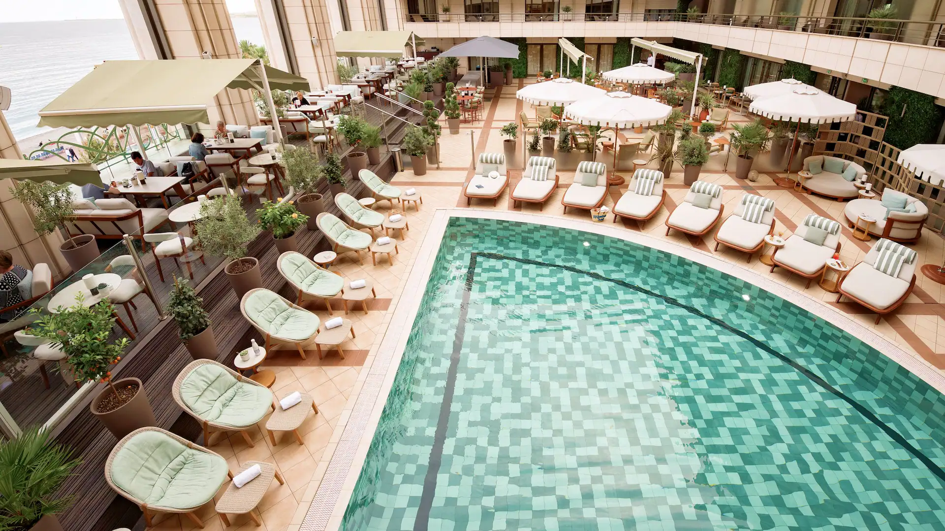 NCEHR-P0710-Outdoor-Pool-Daytime-Overview.16×9