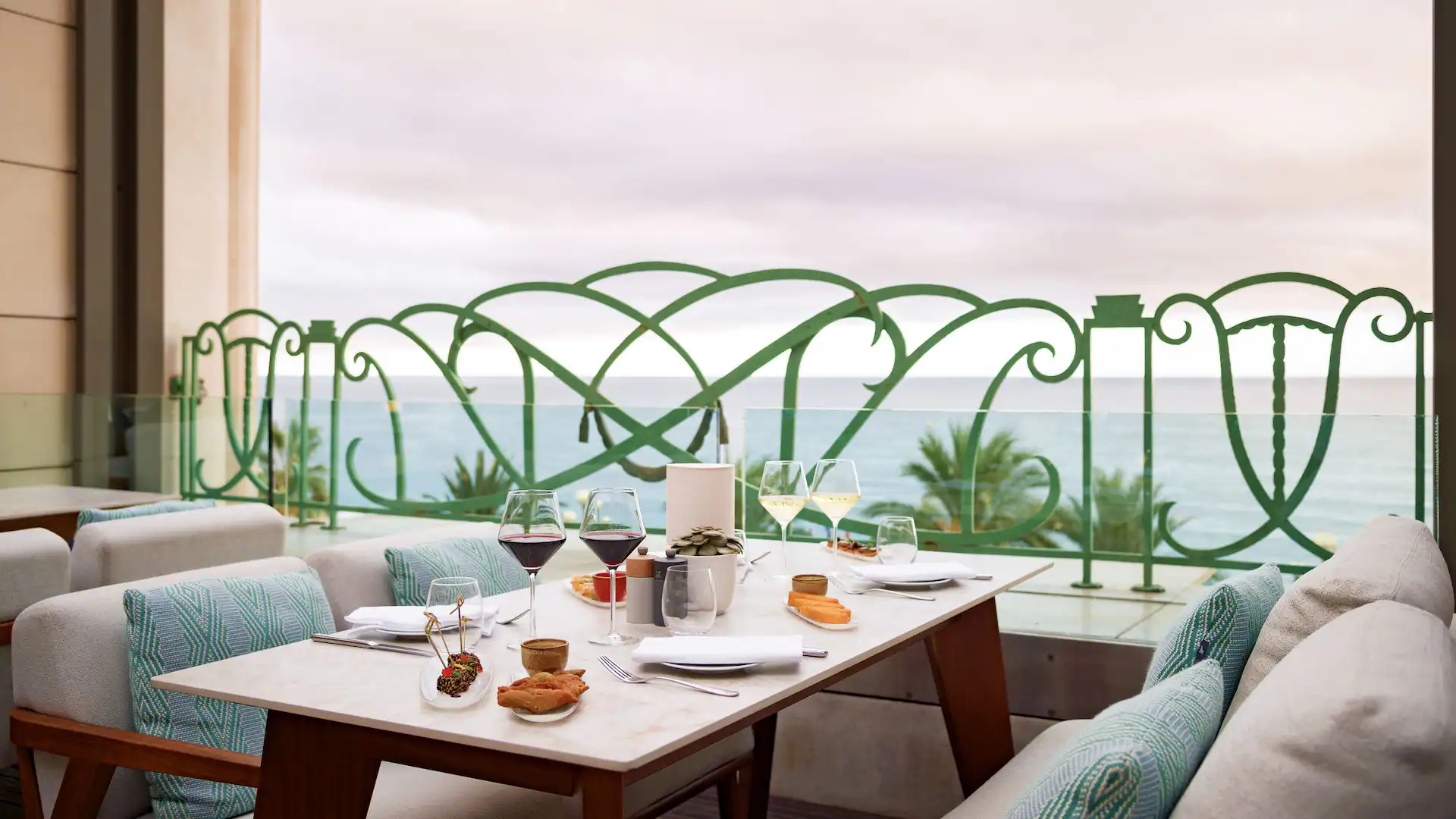 NCEHR-P0725-Restaurant-Terrasse-Sea-View.16×9