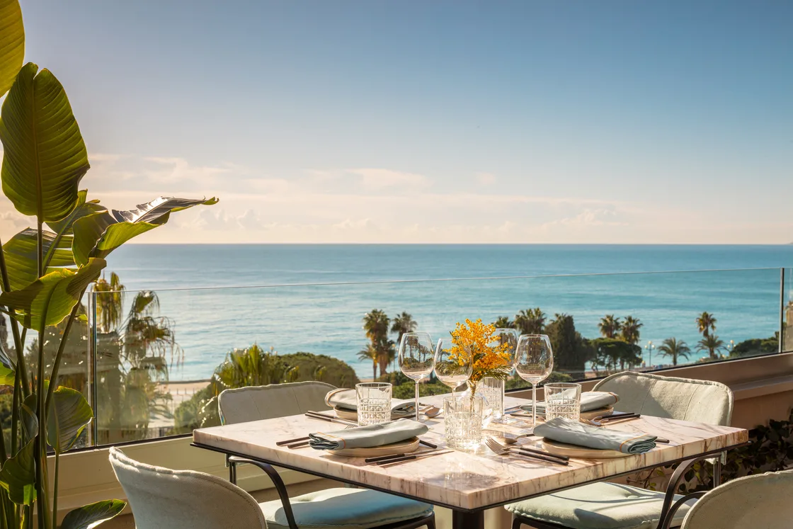 anantara_plaza_nice_hotel_restaurant_balcony_sea_view_table_0409-1120×747