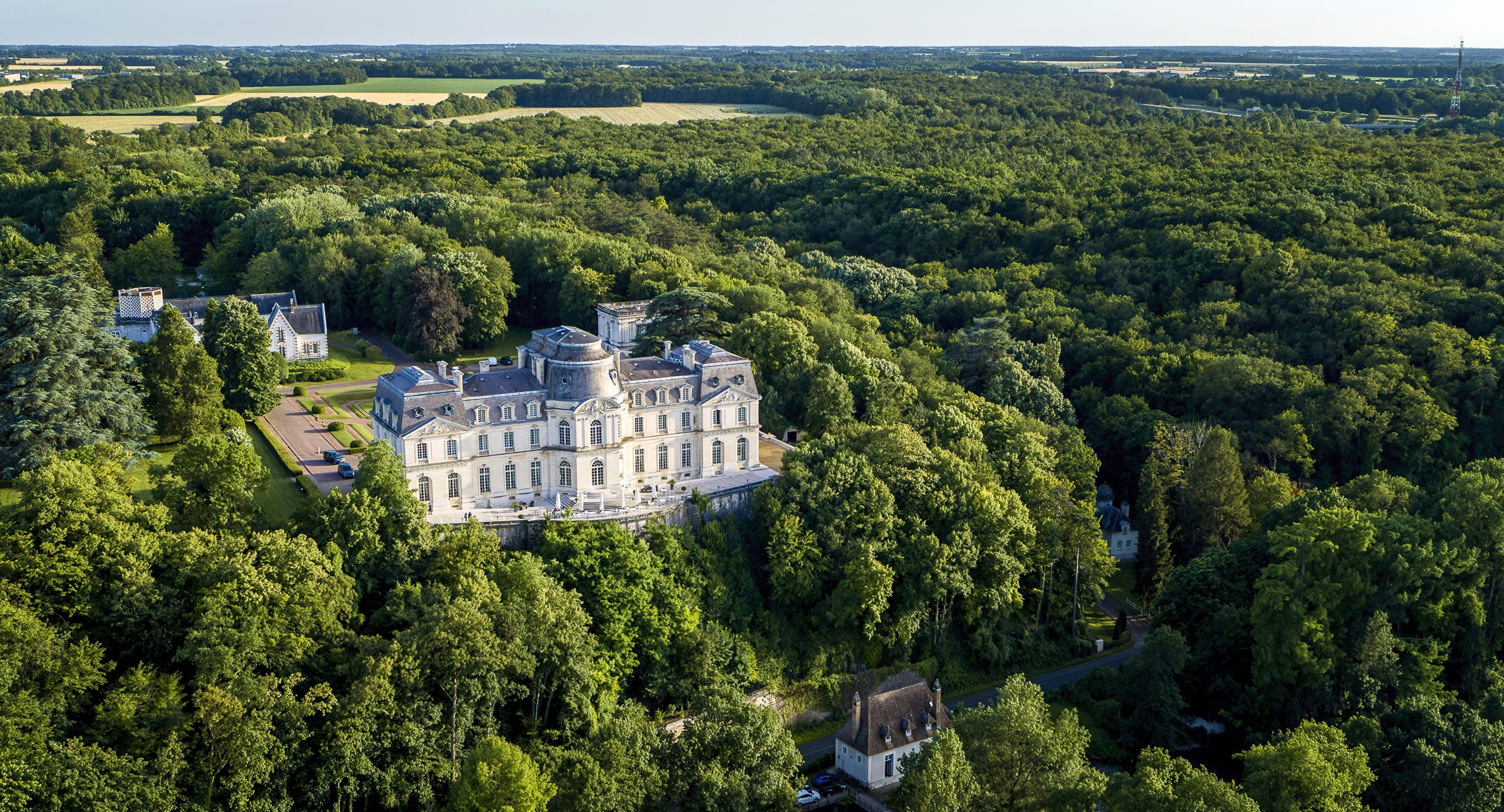 Chateau-dArtigny-vues-exterieures-©StephaneLeroy-4-scaled-e1700154901291