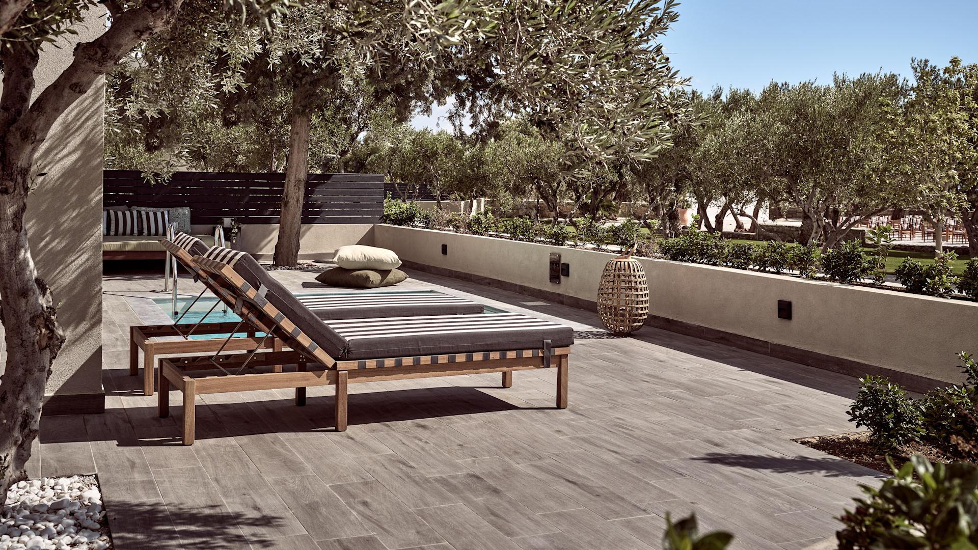 Outdoors_sunbeds