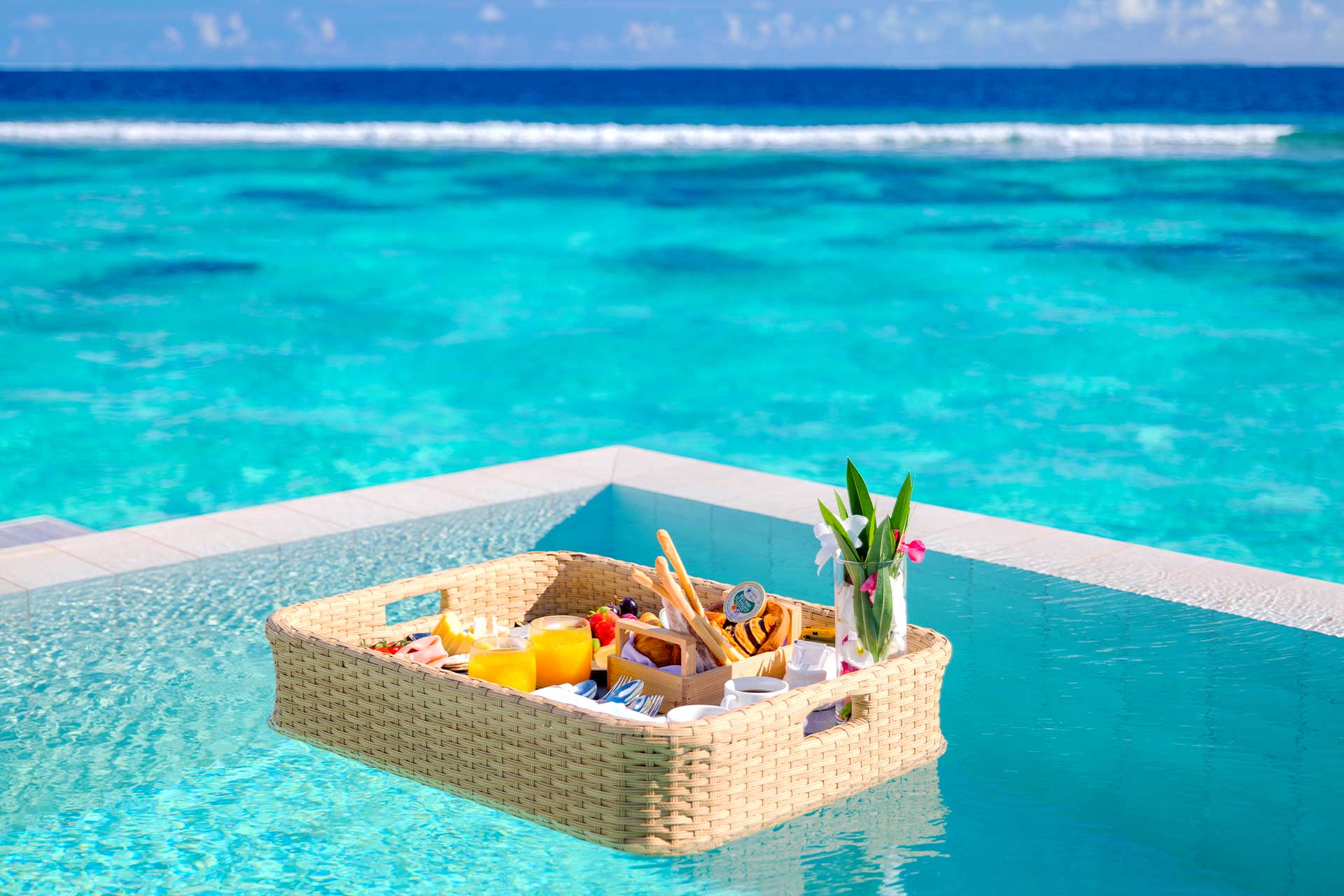 Breakfast Pool Baglioni Resort Maldives